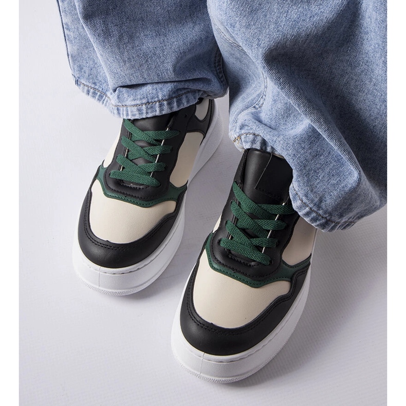 Schwarze und grüne Sneakers auf der Baron-Plattform 1