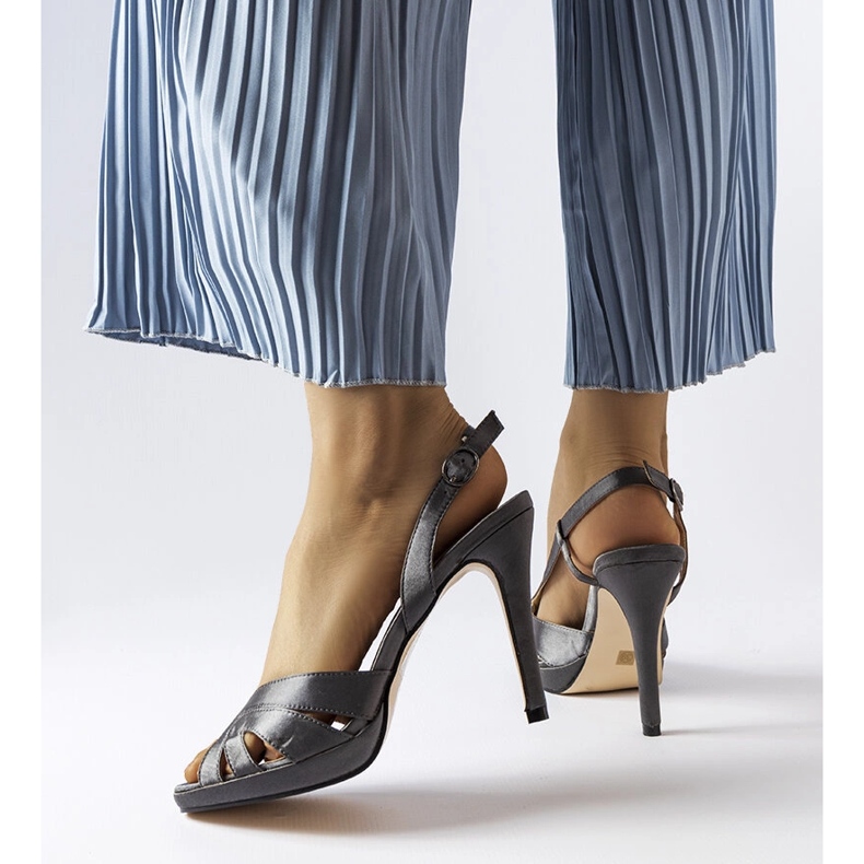 Alpakagraue High-Heel-Sandalen 1