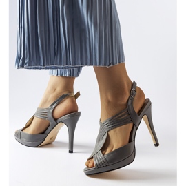 Graue High-Heel-Sandalen von Tougas 1