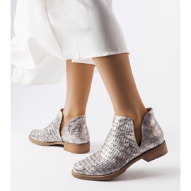 Durchbrochene Metallic-Stiefel von Giuseppina. Chelsea-Stiefel silber- 1