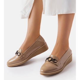 Beige lackierte Keil-Loafer von Erin 1