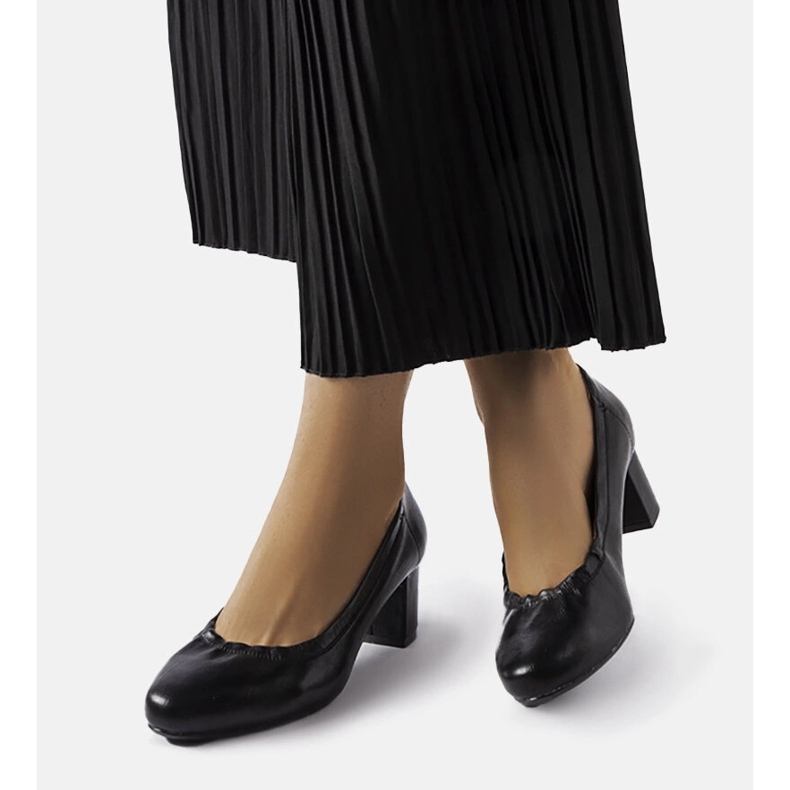 Inna Schwarze Ploufe-Pumps am Block 1