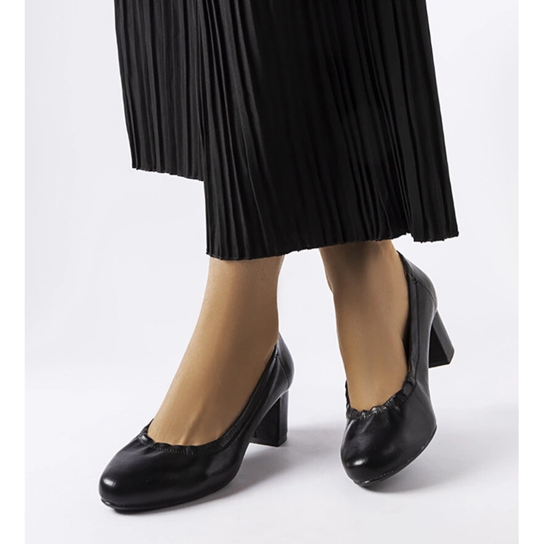 Inna Schwarze Ploufe-Pumps am Block 2