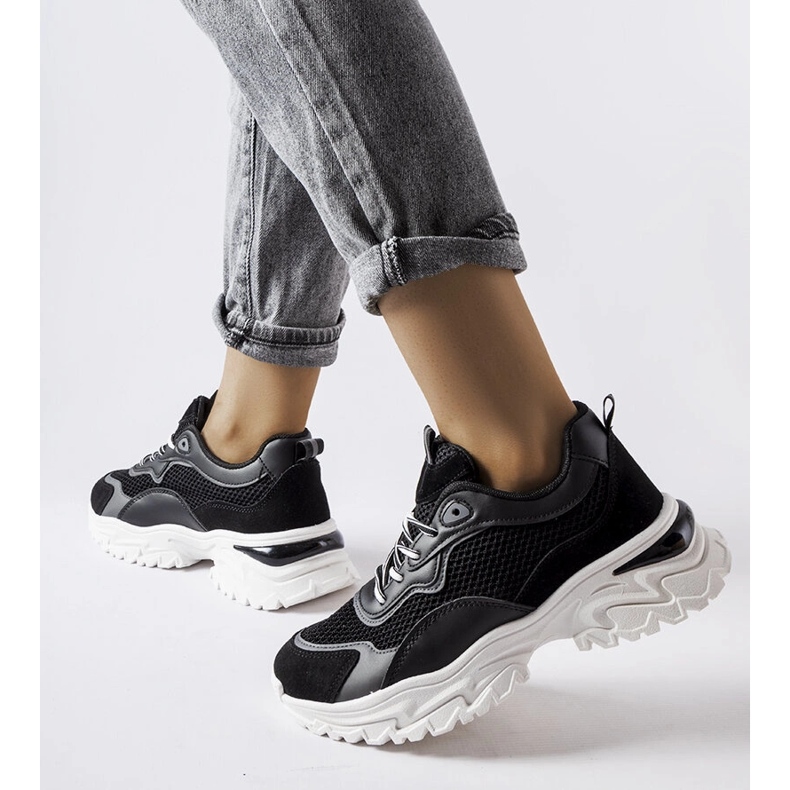 Inna Schwarze Sneaker mit sichtbarem Profil von Rosita 1