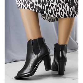 Schwarze Stiefeletten mit Lochmuster von Anna 1