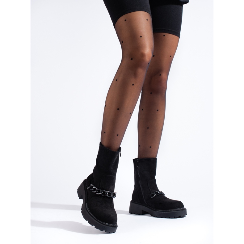 Arbeiterinnen auf der Shelovet-Plattform mit einer schwarzen Kette 1