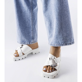 Weiße Flip-Flops mit Traktorsohle von Carceri 1