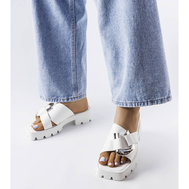 Weiße Flip-Flops mit Traktorsohle von Carceri 1