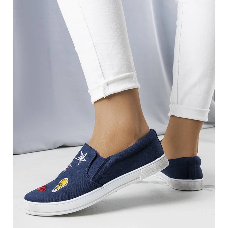 Marineblaue Sneakers mit Patches von Anais 1