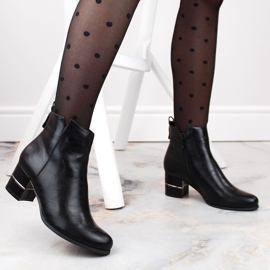 Schwarze warme Chelsea-Stiefel auf dem Pfosten von M. Daszyński 1