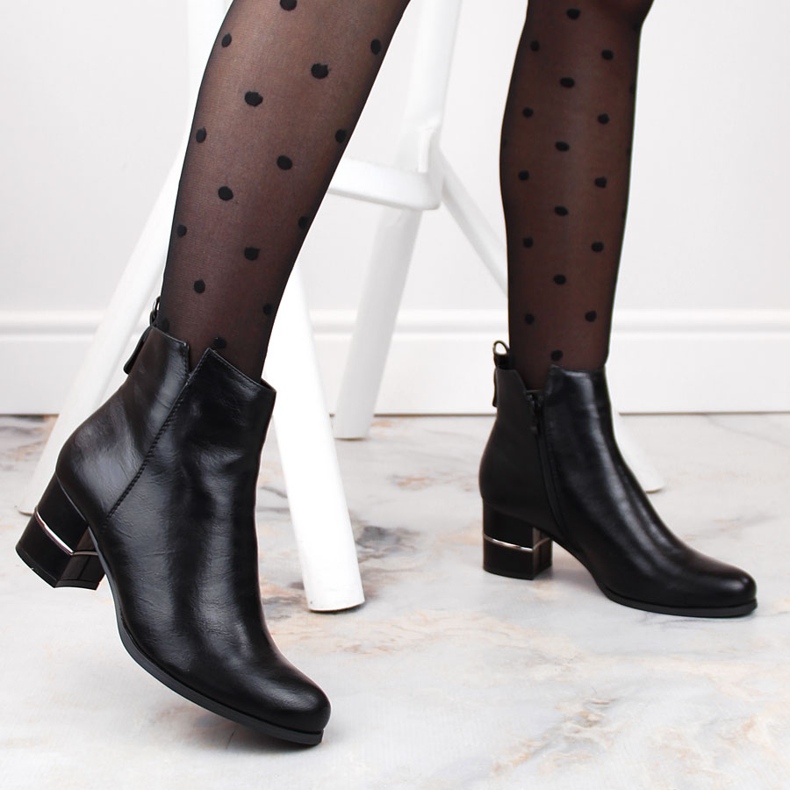 Schwarze warme Chelsea-Stiefel auf dem Pfosten von M. Daszyński 1