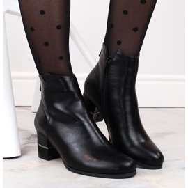 Schwarze warme Chelsea-Stiefel auf dem Pfosten von M. Daszyński 2