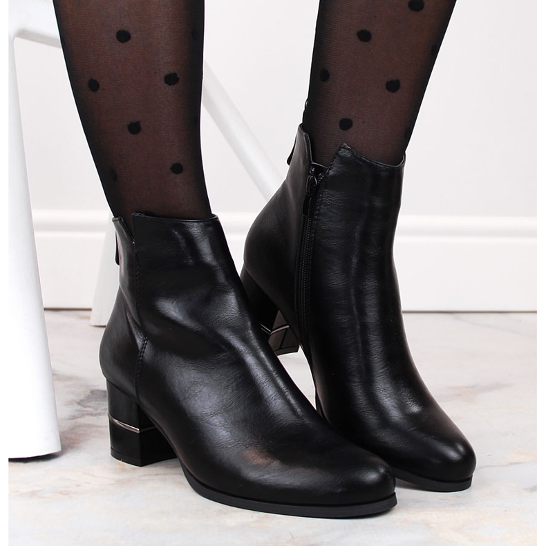 Schwarze warme Chelsea-Stiefel auf dem Pfosten von M. Daszyński 2