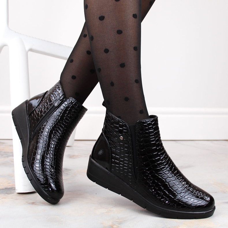 Schwarze Lack-Damenstiefeletten mit Keilabsatz im Schritt, T.Sokolski Z23-333 1