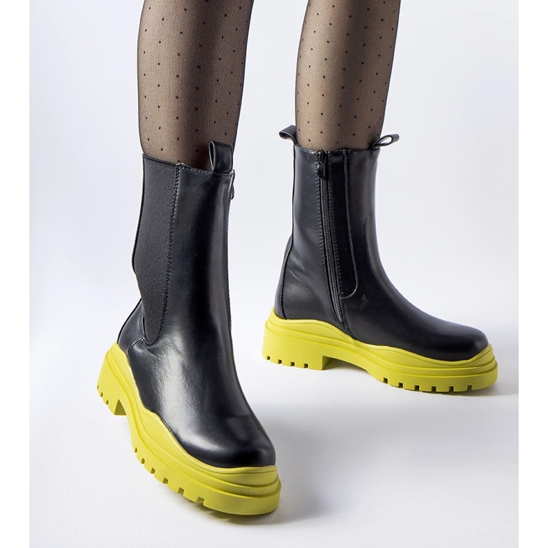 Schwarze Stiefel mit farbiger Sohle von Delebio 1