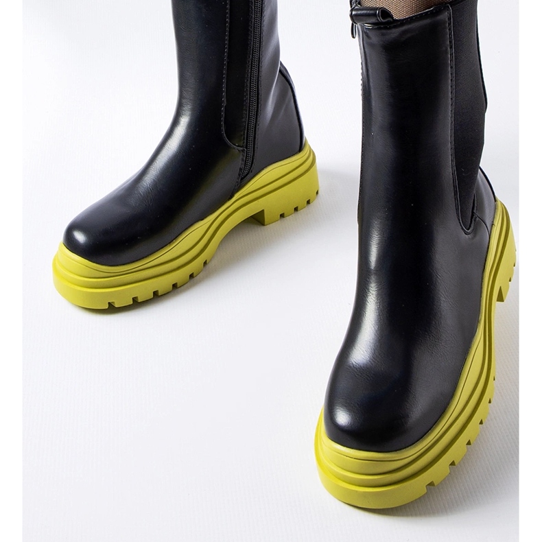 Schwarze Stiefel mit farbiger Sohle von Delebio 2