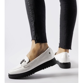 Inna Weiße Lack-Loafer mit Keilabsatz von Vinceza 1