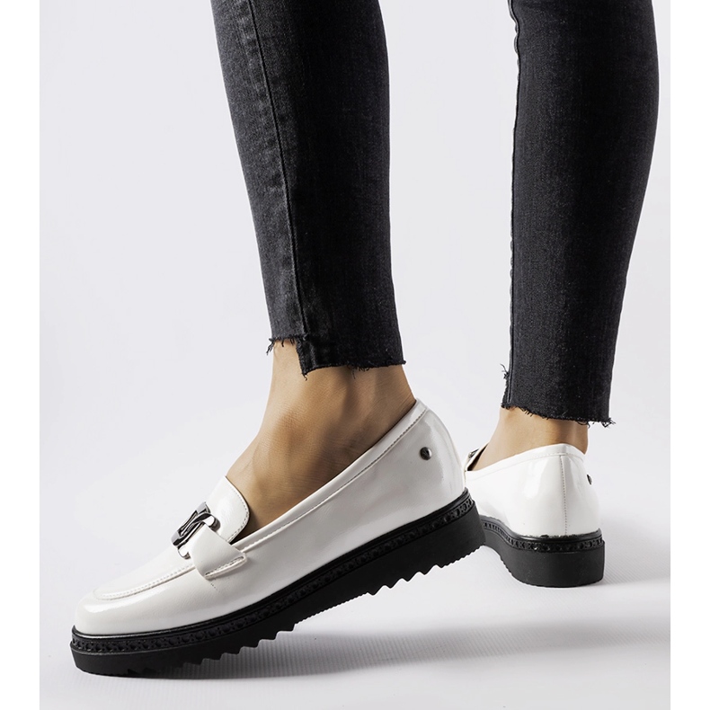 Inna Weiße Lack-Loafer mit Keilabsatz von Vinceza 1