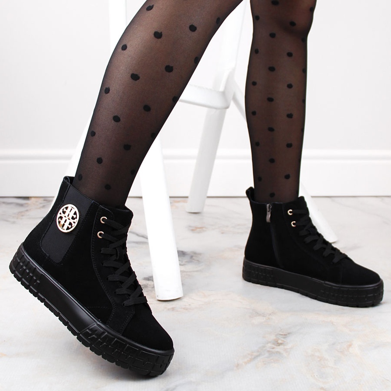 Schwarze Wildlederstiefel auf der Plattform, isoliert von Filippo DBT4715 2