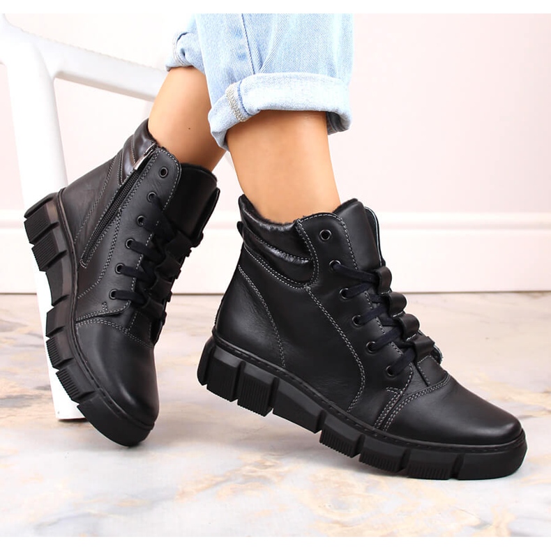 Bequeme, isolierte schwarze Damenstiefel aus Leder Helios 562S 1