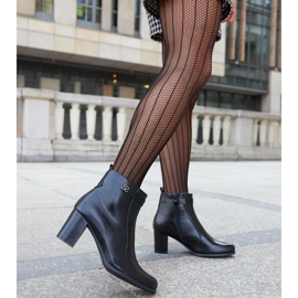 Schwarze isolierte Stiefeletten mit Barreto-Strasssteinen 2