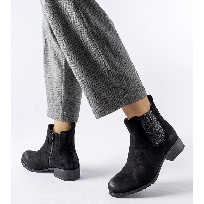 Schwarze flache Stiefeletten mit dekorativem Arnoux-Einsatz 1