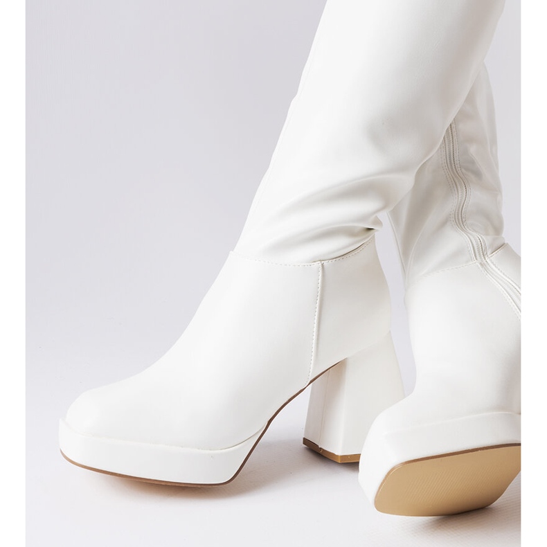 Weiße Stiefel auf einem massiven Pfosten von Villanova 1