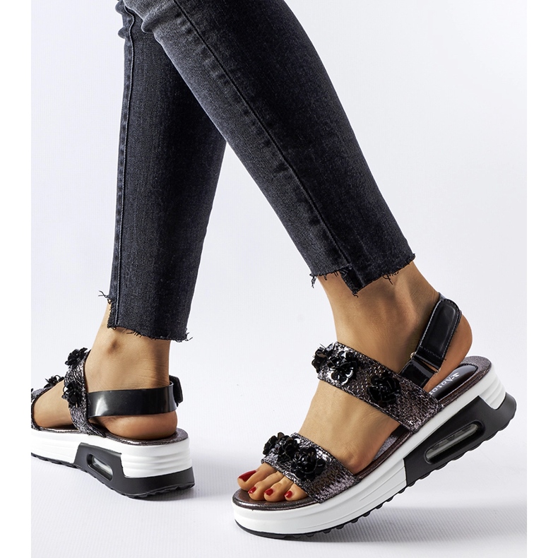 Inna Graue Keilsandaletten mit Blumen von Stamford silber- 1