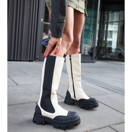 Beigefarbene, massive Stiefel mit Profil von Barrios 2