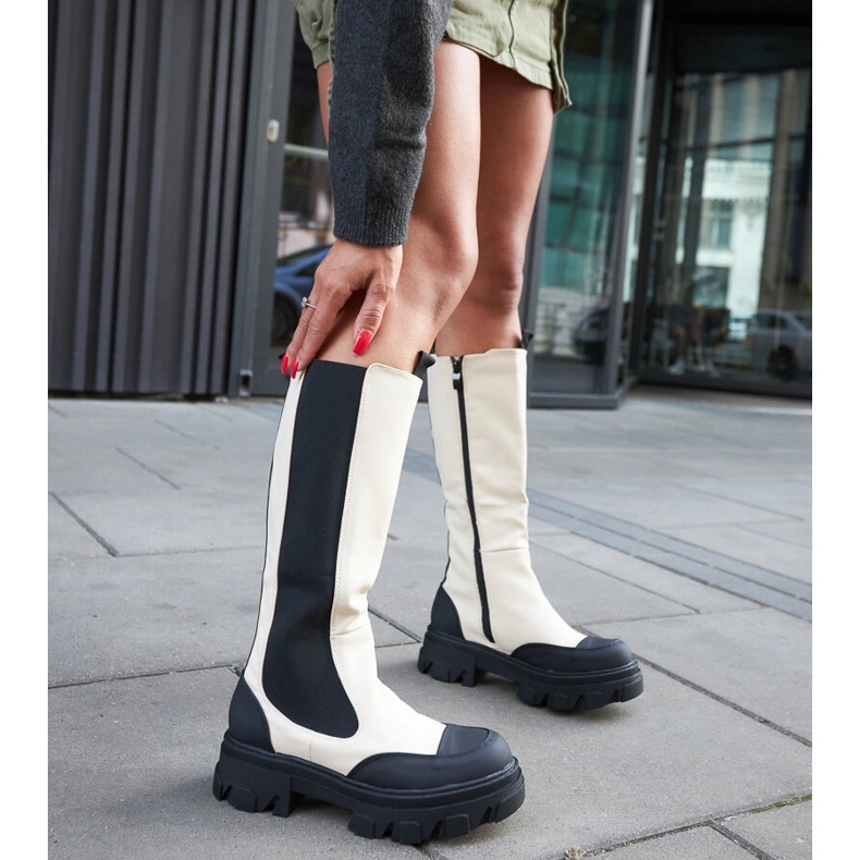 Beigefarbene, massive Stiefel mit Profil von Barrios 2