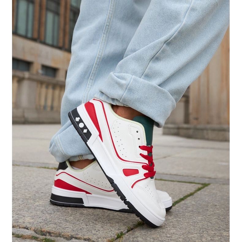 Inna Archies weiß-rote Schuhe mit grüner Zunge 1