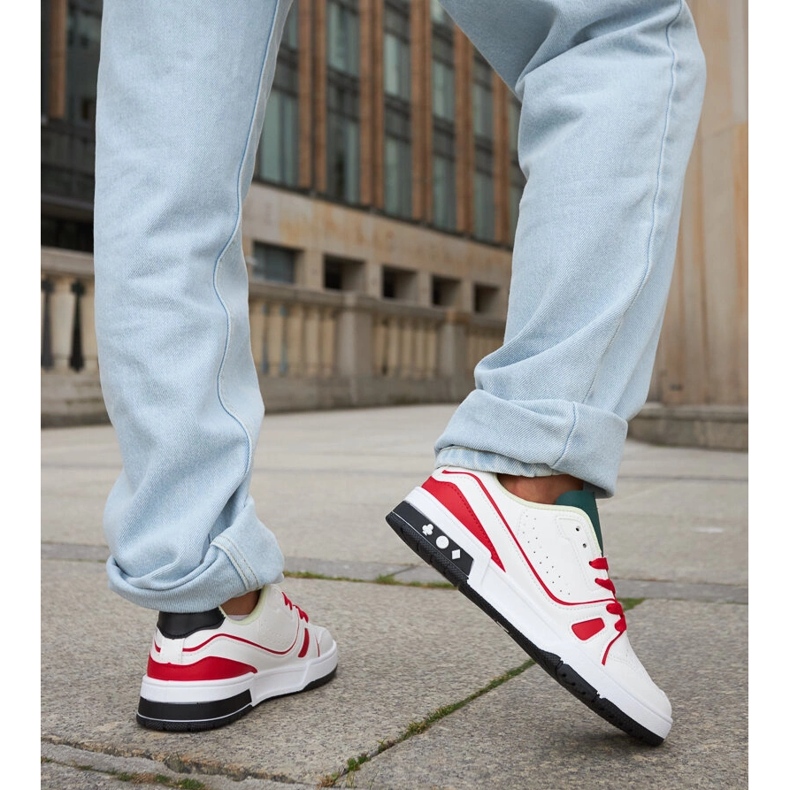 Inna Archies weiß-rote Schuhe mit grüner Zunge 2