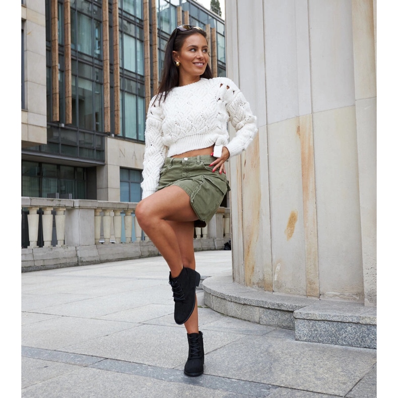 Schwarze Stiefeletten, verziert mit Melisurgo-Zirkonen 1