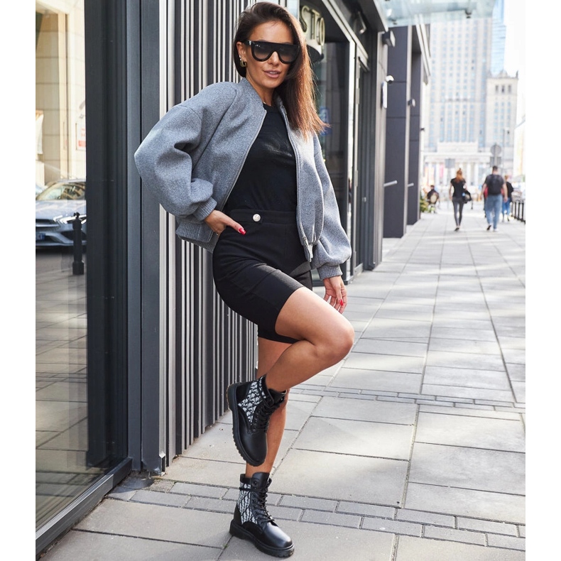 Schwarze Stiefel mit Monogramm verziert 1