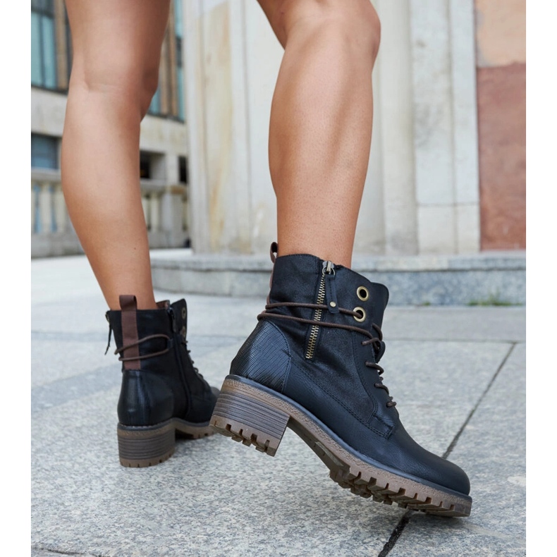 Schwarze, isolierte Stiefel von Howarth 1