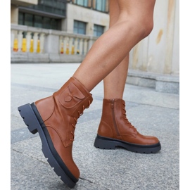 Braune Stiefel auf der Ugo-Plattform 2