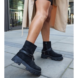 Schwarze Stiefeletten mit dekorativem Armband 2