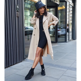 Schwarze Stiefeletten mit dekorativem Armband 1