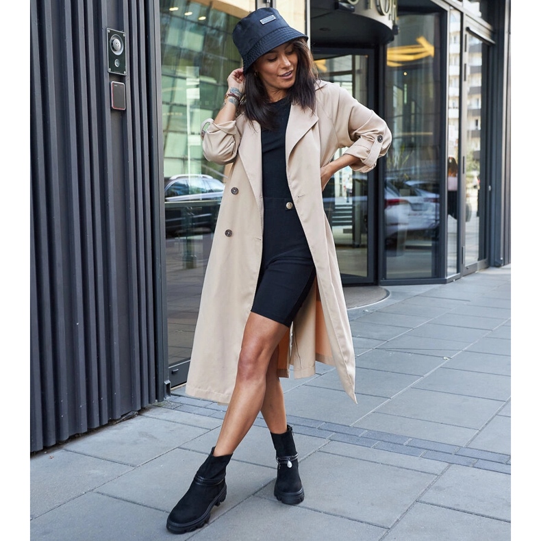 Schwarze Stiefeletten mit dekorativem Armband 1