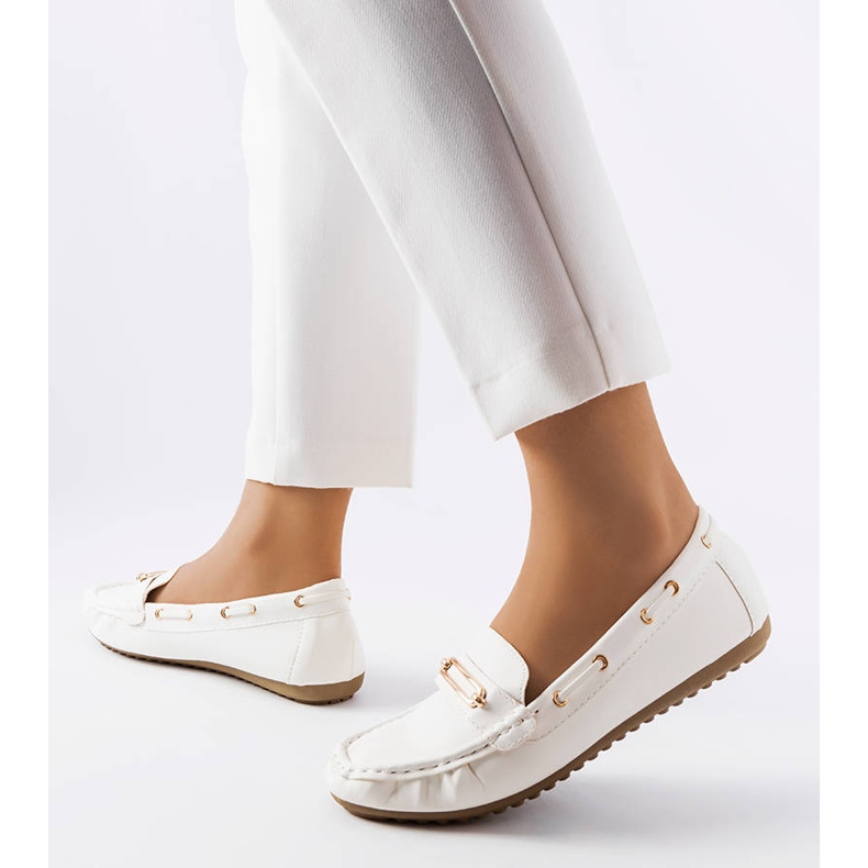 Weiße Slipper, verziert mit der Seattle-Applikation 1