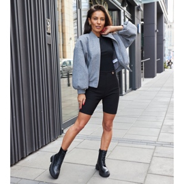 Schwarze Stiefel mit Nicla-Nähten verziert 1