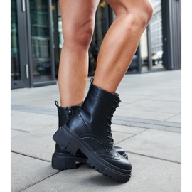 Schwarze Stiefel mit Nicla-Nähten verziert 2