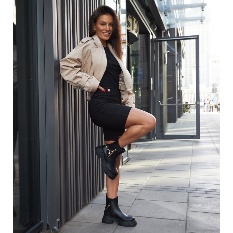 Schwarze Stiefeletten mit dekorativer Archard-Kette 1