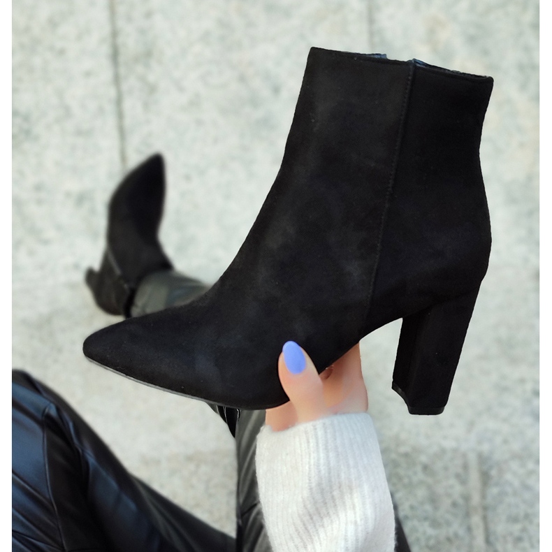 Klassische Damenstiefel aus Wildleder am Pfosten beige 2