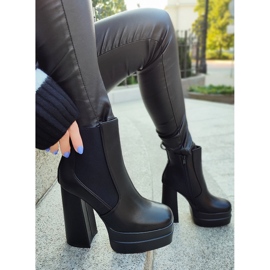 Schwarze Stiefel auf hohem Pfosten und Plateau 9