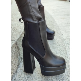 Schwarze Stiefel auf hohem Pfosten und Plateau 10