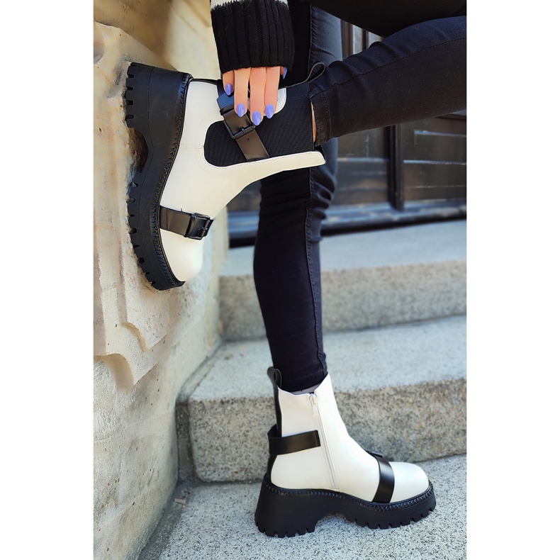 Weiße Damentaschen mit Schnallen 1