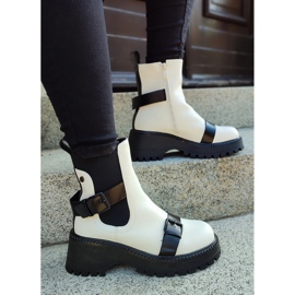 Weiße Damentaschen mit Schnallen 2