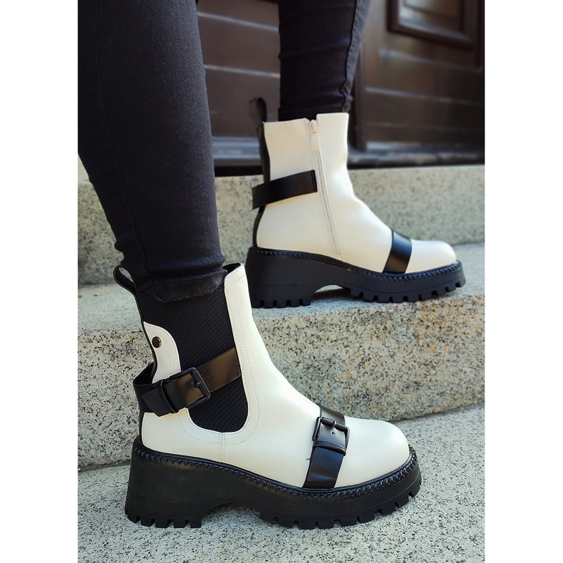 Weiße Damentaschen mit Schnallen 2