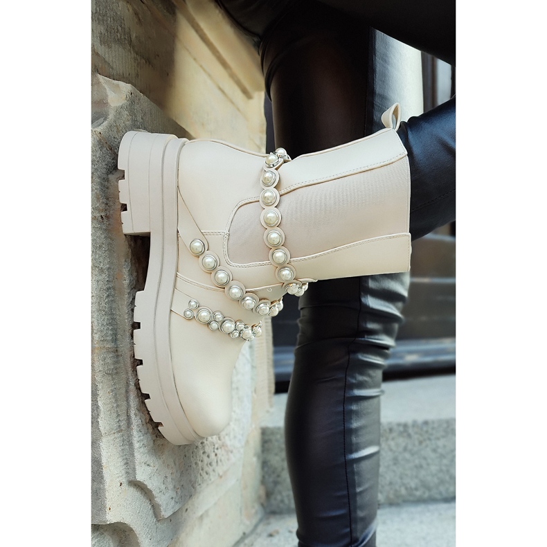 Beigefarbene Damenstiefeletten mit dekorativen Accessoires 1